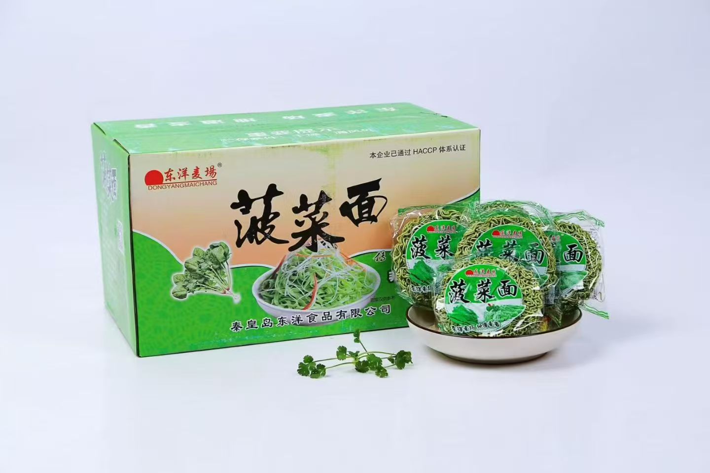 Berapa ton blok mie instan yang diproduksi Qinhuangdao Dongyang Food setiap tahunnya?